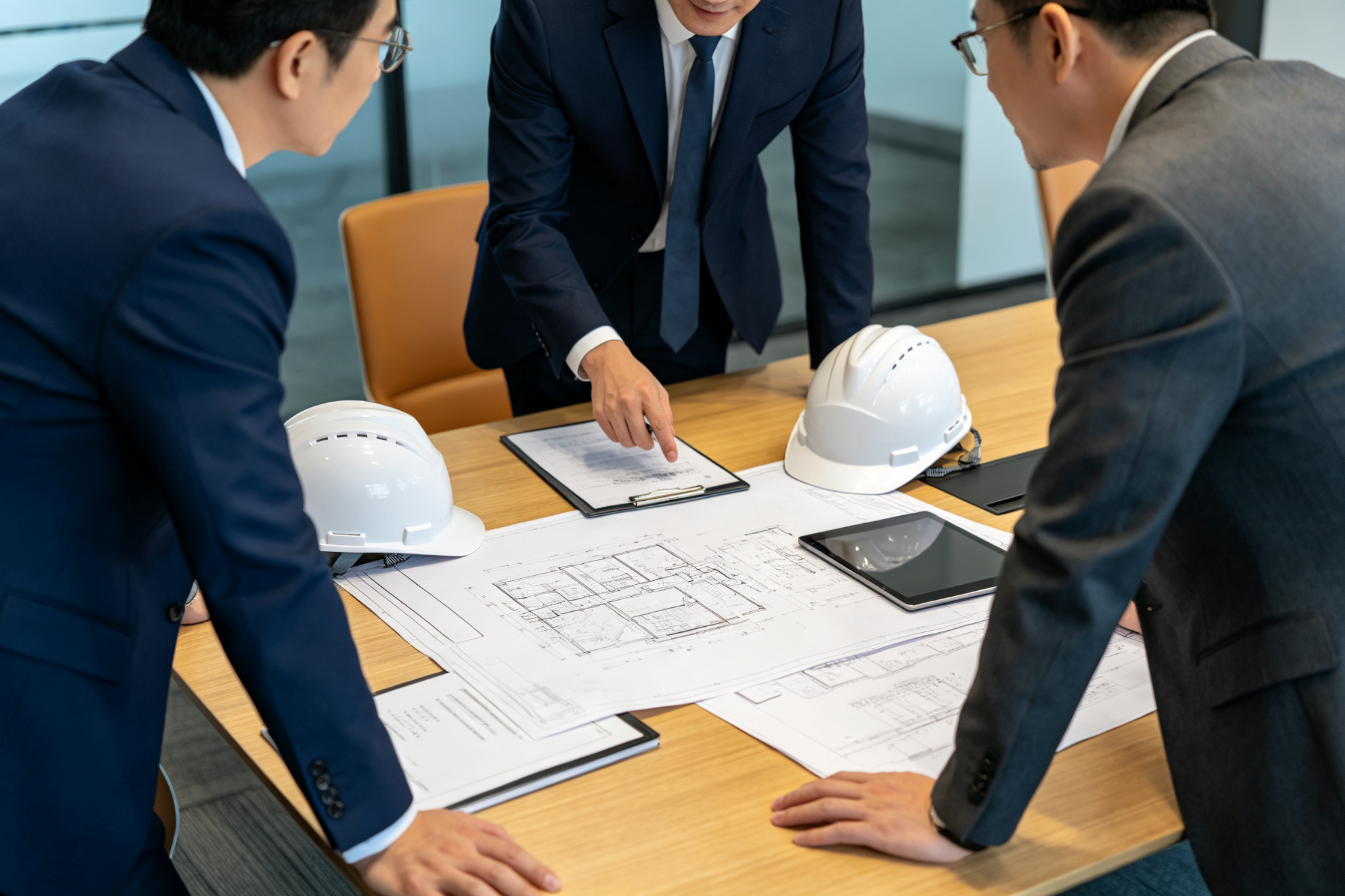 专业团队研讨建筑图纸与资质材料